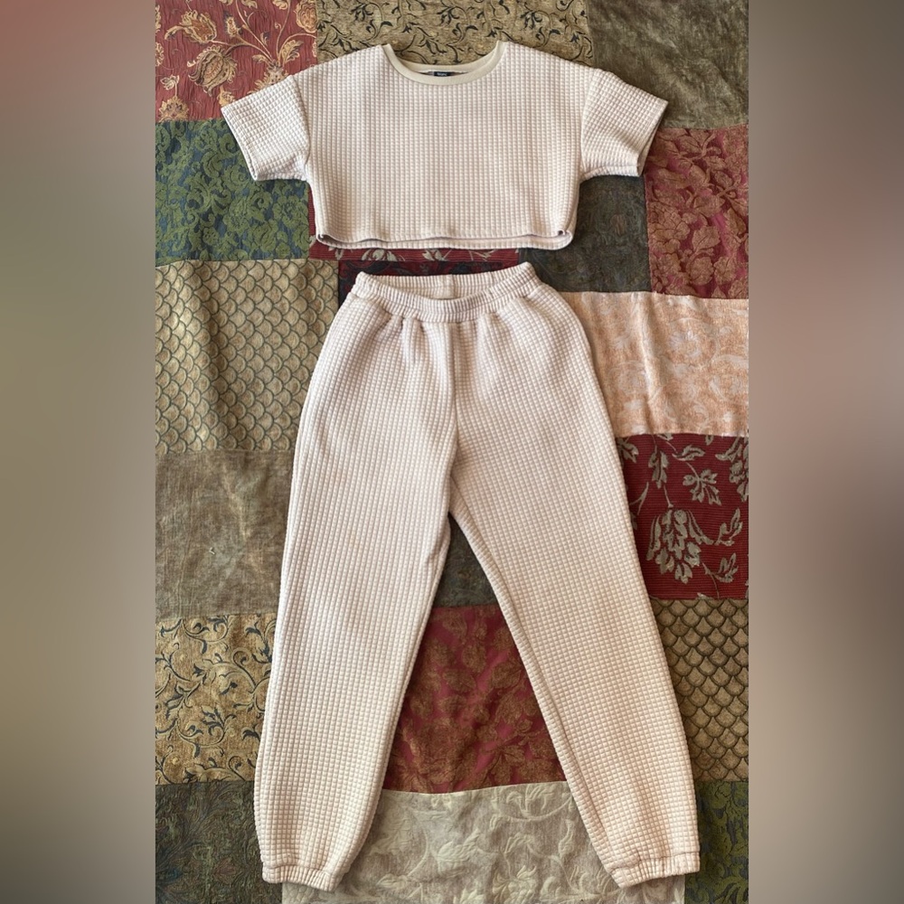 Two-piece matching set loungewear
🦋 Pre-loved, good condition, comfy